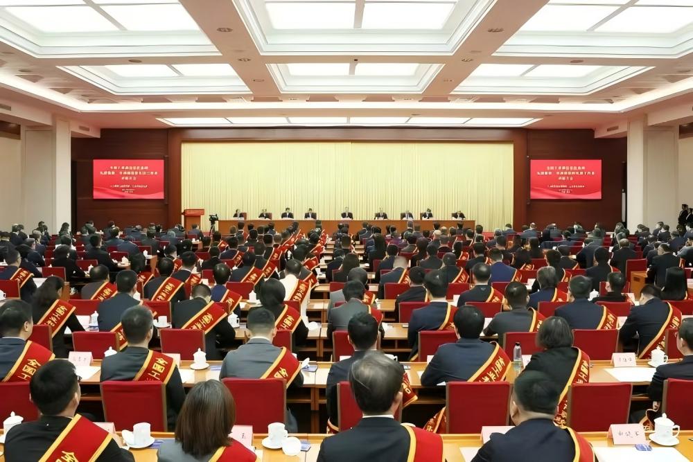 三峰透平董事長熊俊杰榮獲“全國工業(yè)和信息化系統(tǒng)勞動模范”稱號！